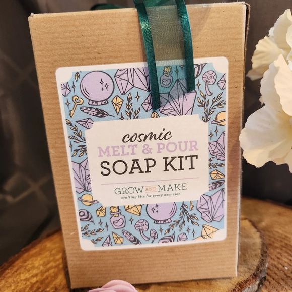 Cosmic melt and pour soap crafting kit NIB - Picture 2 of 5